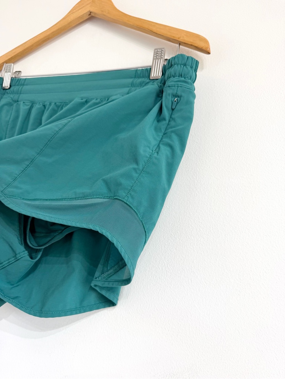 Lululemon Hotty Hot Low Rise Short 4"
Teal Lagoon running shorts - Picture 6 of 10